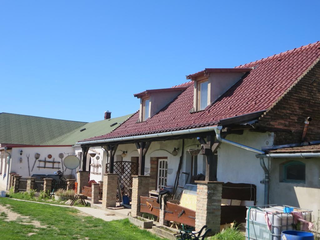 Nicolaj Vendeghaz Es Tanya Hotel Exterior photo